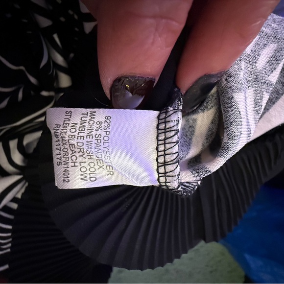 Haani Black and White Geometric Long Sleeve Dress - Picture 5 of 5